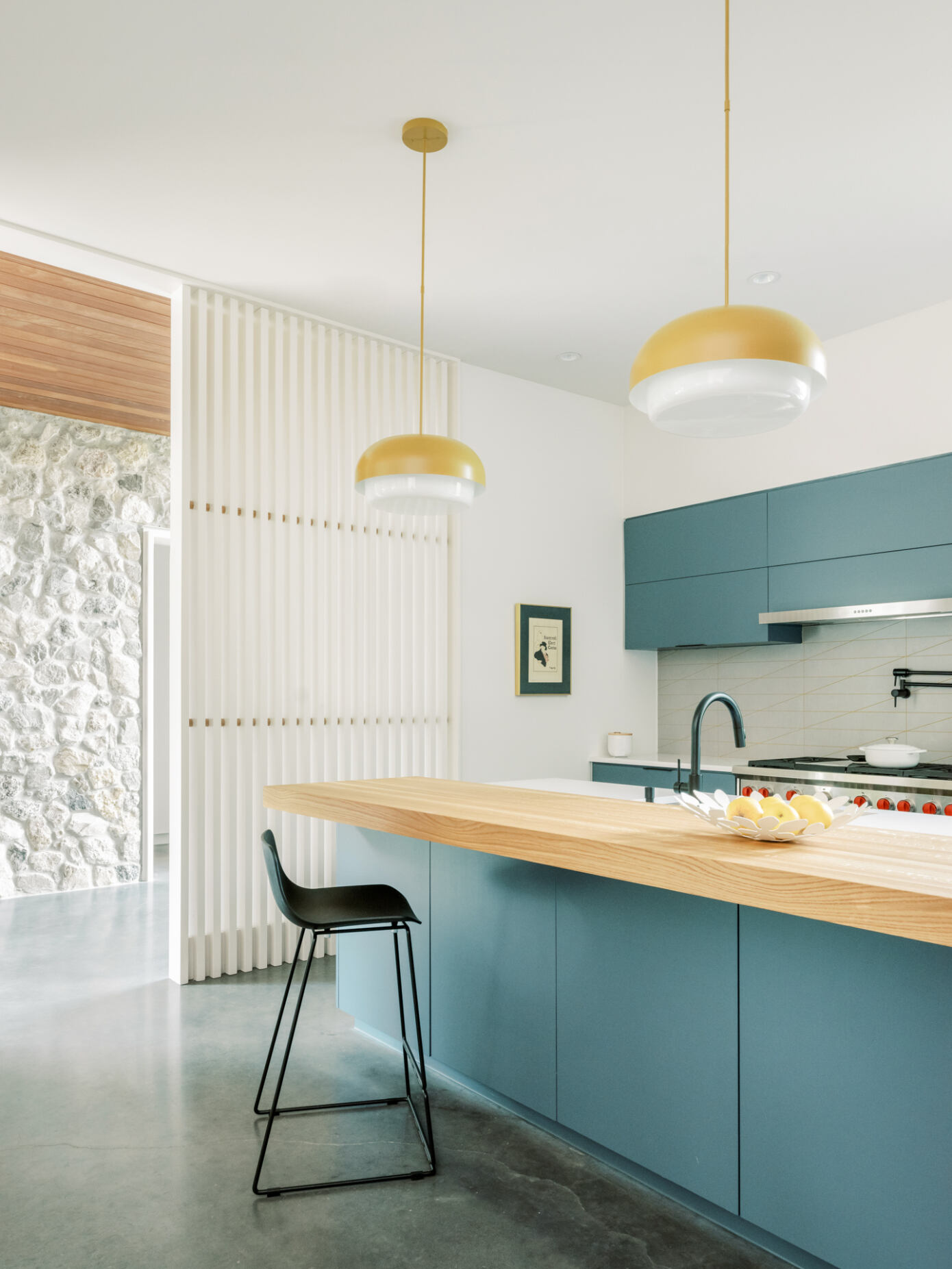 A Warm and Colorful Contemporary Home with a Fresh, Light-Filled Interior in Houston, Texas by HR Design Dept (9)