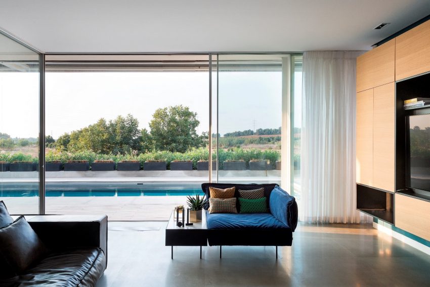 Adi Aronov Designs a Stunning Contemporary Home in the Sharon Region of Israel (5)