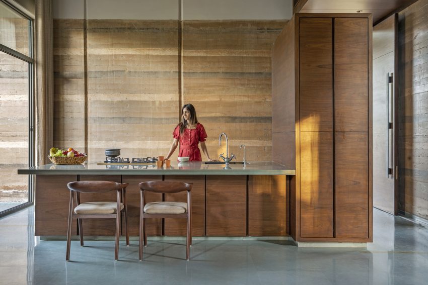 Art and Architecture Associates Design a Modern Rammed Earth Home in Vadodara, India (10)