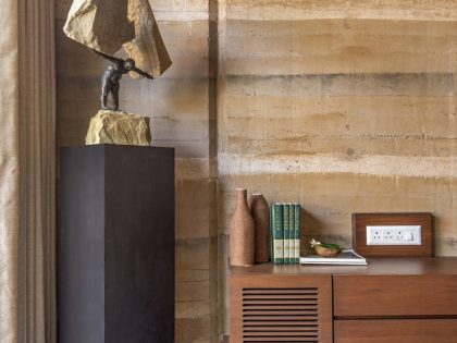 Art and Architecture Associates Design a Modern Rammed Earth Home in Vadodara, India (14)