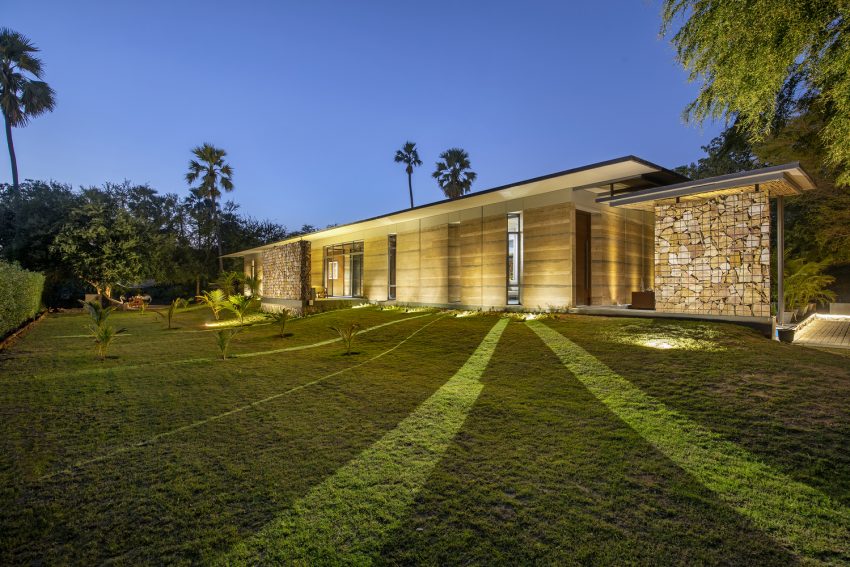 Art and Architecture Associates Design a Modern Rammed Earth Home in Vadodara, India (18)