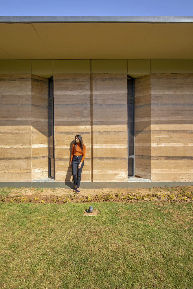 Art and Architecture Associates Design a Modern Rammed Earth Home in Vadodara, India (3)