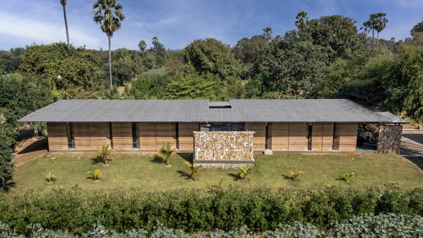 Art and Architecture Associates Design a Modern Rammed Earth Home in Vadodara, India (5)