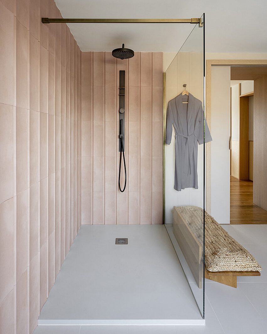 Atelier Du Pont Designs an Elegant and Warm Mediterranean-Style Home in Barcelona, Spain (12)