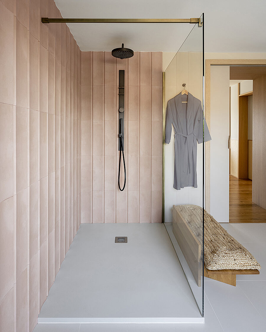 Atelier Du Pont Designs an Elegant and Warm Mediterranean-Style Home in Barcelona, Spain (12)