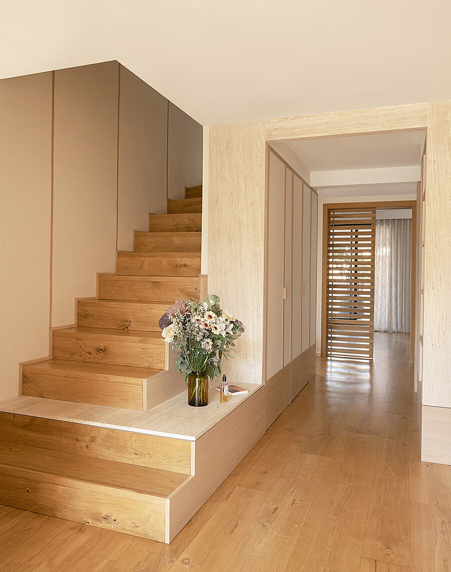 Atelier Du Pont Designs an Elegant and Warm Mediterranean-Style Home in Barcelona, Spain (4)