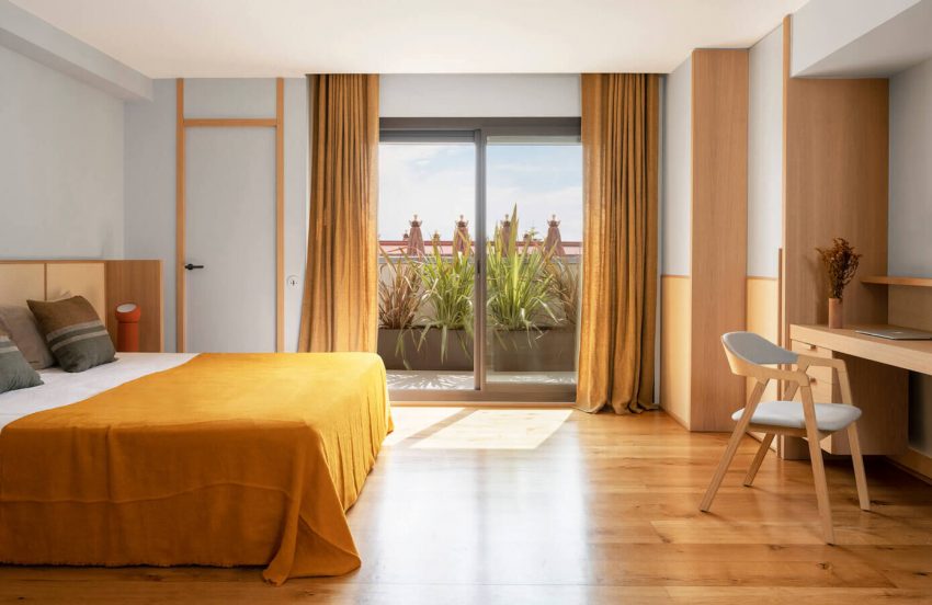 Atelier Du Pont Designs an Elegant and Warm Mediterranean-Style Home in Barcelona, Spain (7)