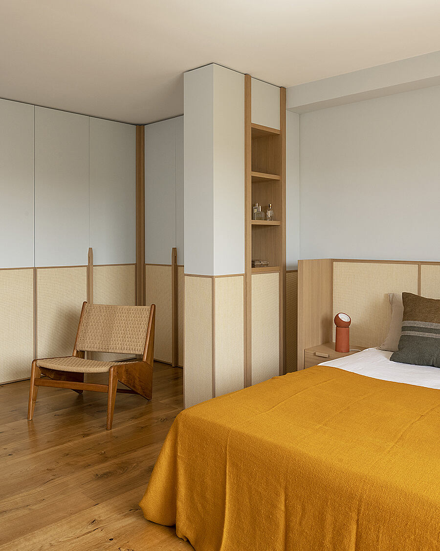 Atelier Du Pont Designs an Elegant and Warm Mediterranean-Style Home in Barcelona, Spain (8)