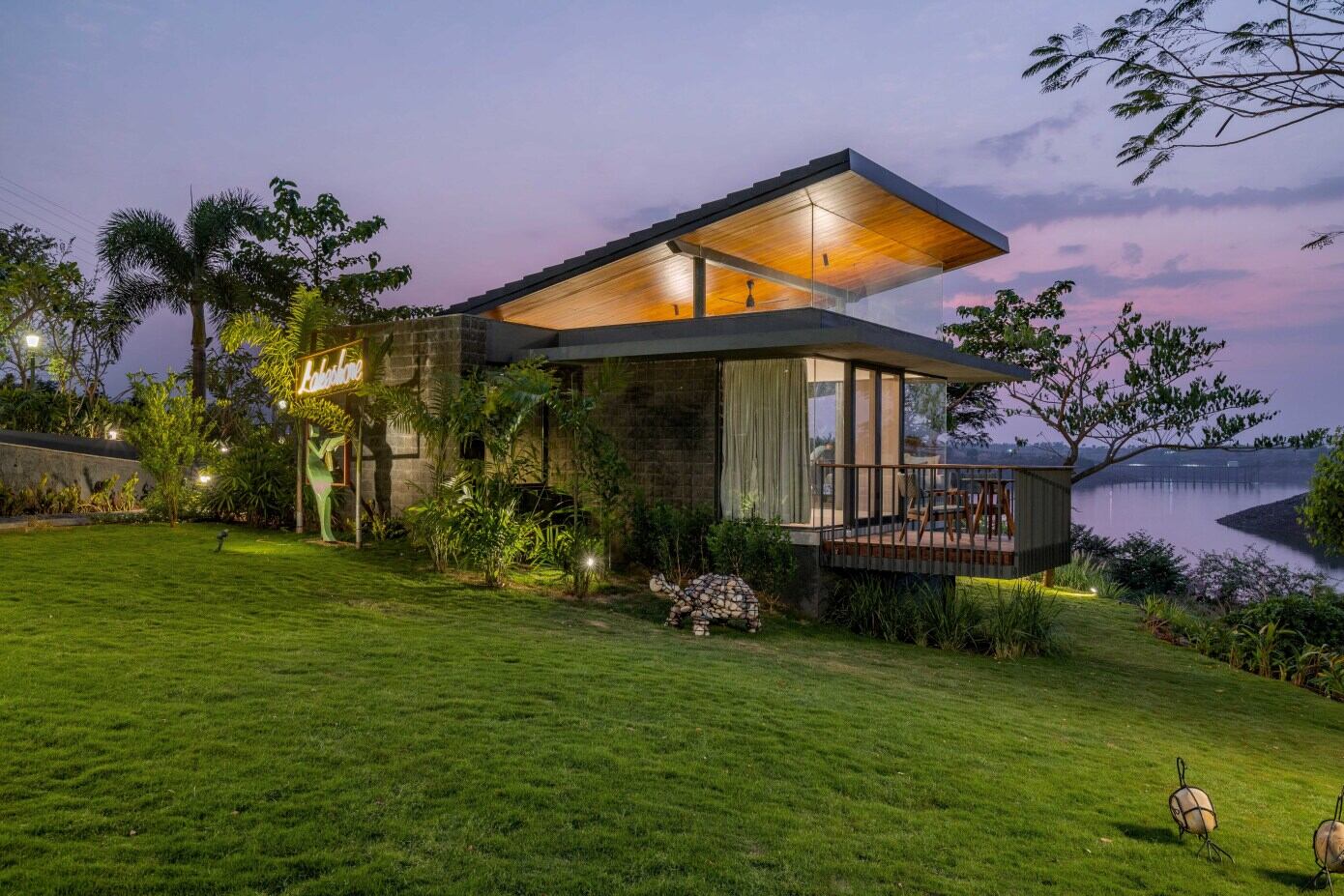 Atelier Landschaft Designs a Spectacular Contemporary Home in Nashik, India (21)