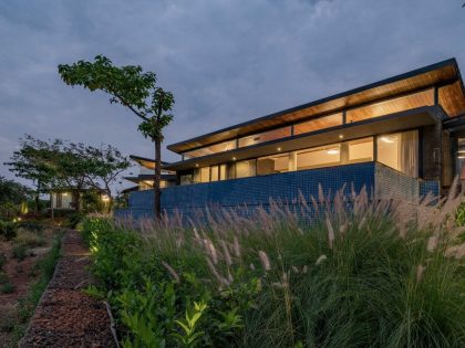 Atelier Landschaft Designs a Spectacular Contemporary Home in Nashik, India (22)