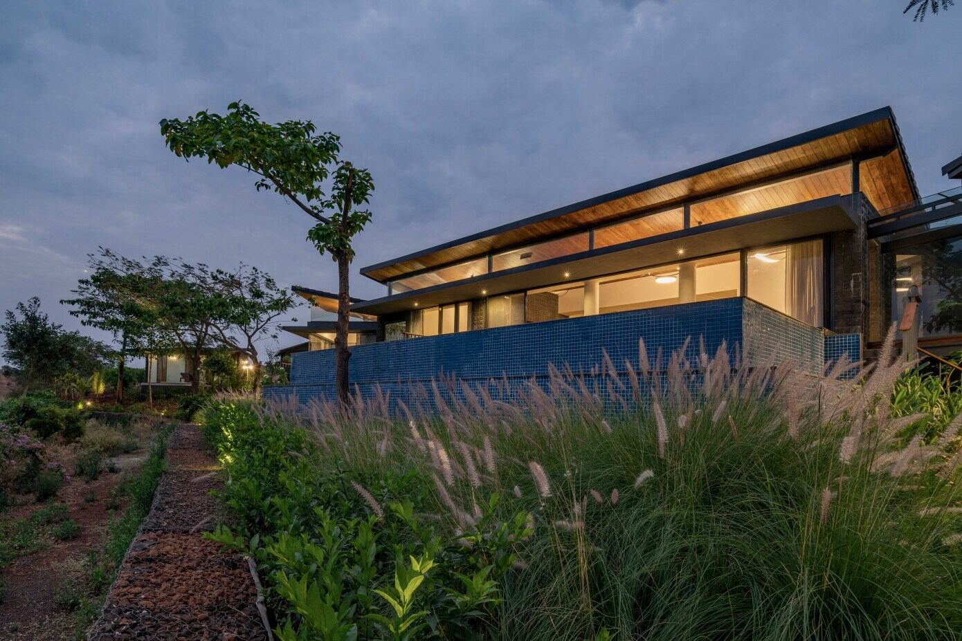 Atelier Landschaft Designs a Spectacular Contemporary Home in Nashik, India (22)