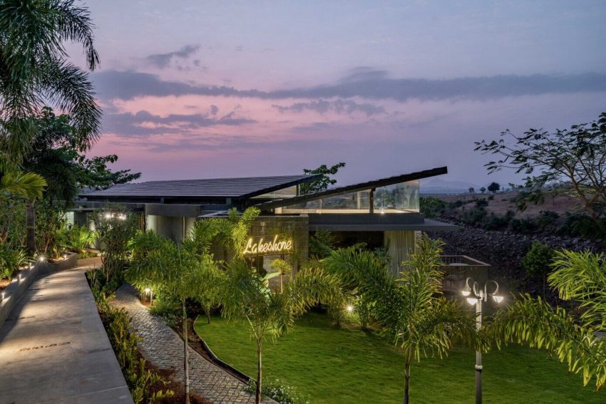 Atelier Landschaft Designs a Spectacular Contemporary Home in Nashik, India (24)