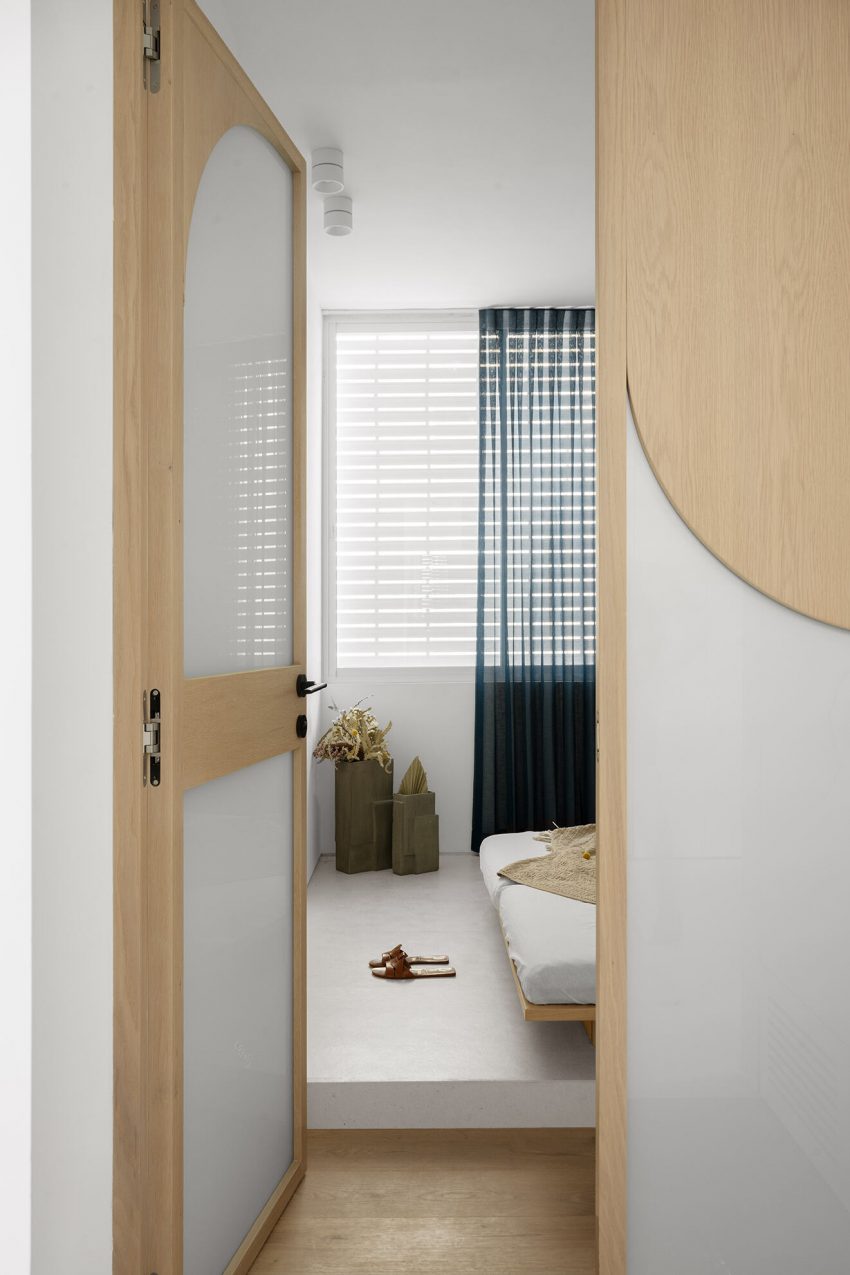Dori Interior Design Unveils a Spacious and Stylish Modern Home in Tel Aviv, Israel (20)
