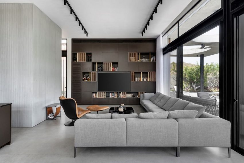 Israelevitz Architects Design a Stylish and Dramatic Contemporary Home in Israel (1)