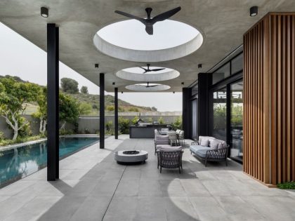 Israelevitz Architects Design a Stylish and Dramatic Contemporary Home in Israel (14)