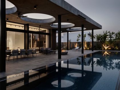 Israelevitz Architects Design a Stylish and Dramatic Contemporary Home in Israel (16)