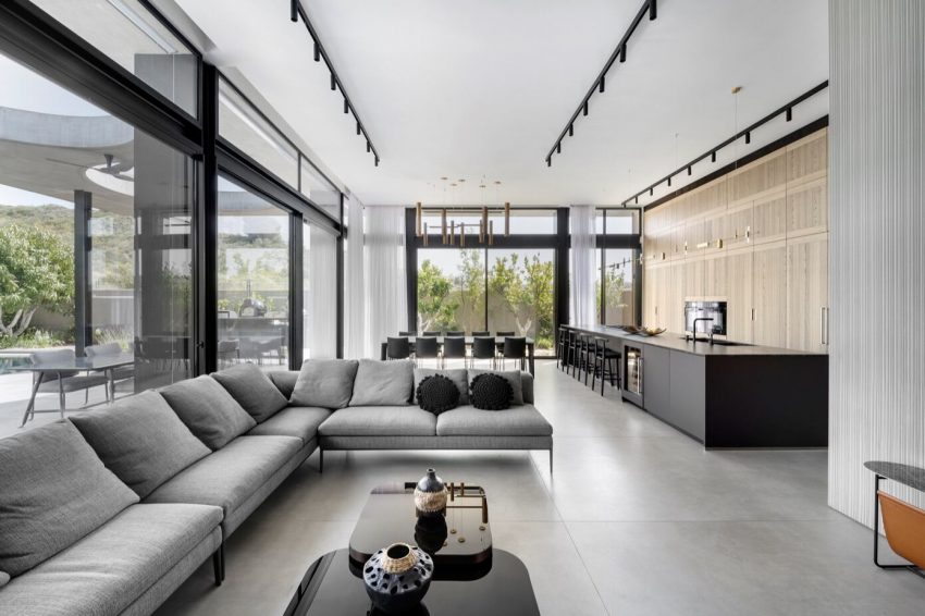 Israelevitz Architects Design a Stylish and Dramatic Contemporary Home in Israel (4)