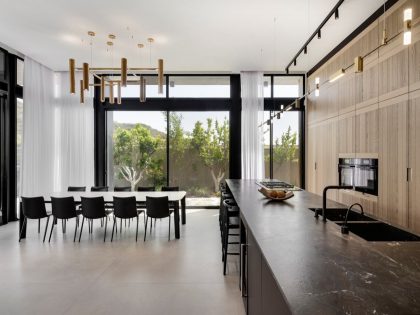 Israelevitz Architects Design a Stylish and Dramatic Contemporary Home in Israel (6)