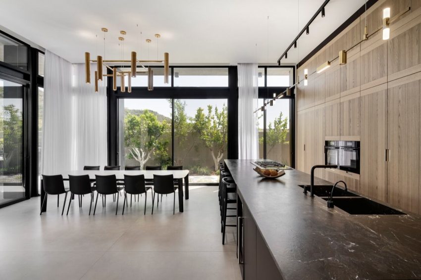 Israelevitz Architects Design a Stylish and Dramatic Contemporary Home in Israel (6)