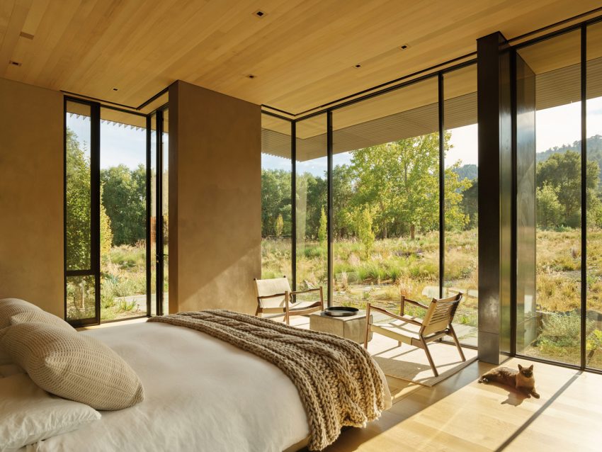 Olson Kundig Creates a Stunning and Elegant Net-Zero Home Amid a Meadow in California (18)