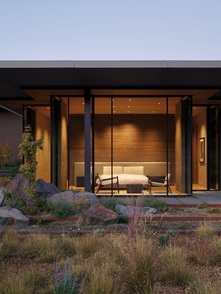 Olson Kundig Creates a Stunning and Elegant Net-Zero Home Amid a Meadow in California (20)