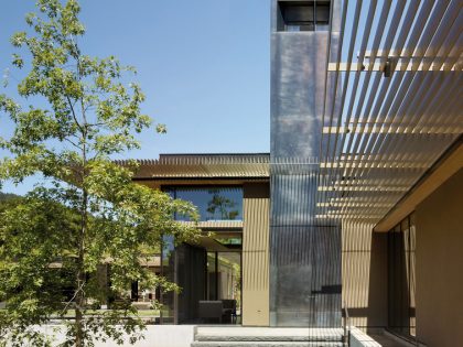 Olson Kundig Creates a Stunning and Elegant Net-Zero Home Amid a Meadow in California (8)