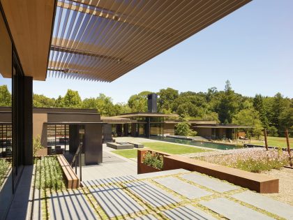 Olson Kundig Creates a Stunning and Elegant Net-Zero Home Amid a Meadow in California (9)