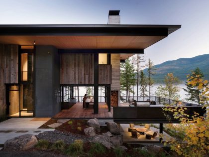 Olson Kundig Designs a Cozy Modern Vacation House Overlooks the Pine Forests of Northern Montana (1)