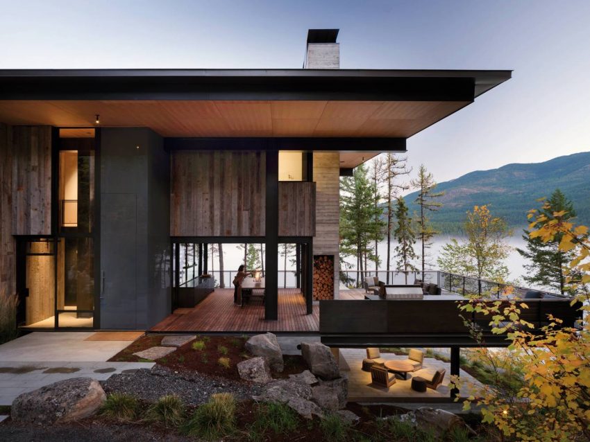 Olson Kundig Designs a Cozy Modern Vacation House Overlooks the Pine Forests of Northern Montana (1)