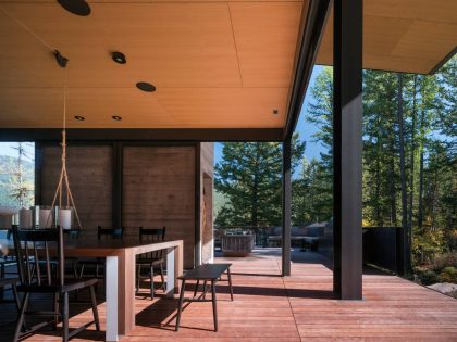 Olson Kundig Designs a Cozy Modern Vacation House Overlooks the Pine Forests of Northern Montana (11)