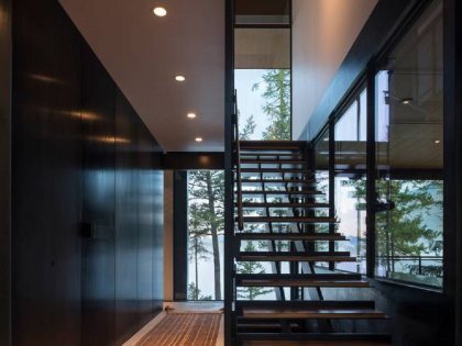 Olson Kundig Designs a Cozy Modern Vacation House Overlooks the Pine Forests of Northern Montana (13)