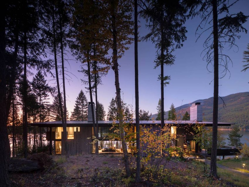 Olson Kundig Designs a Cozy Modern Vacation House Overlooks the Pine Forests of Northern Montana (16)