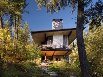 Olson Kundig Designs a Cozy Modern Vacation House Overlooks the Pine Forests of Northern Montana (2)