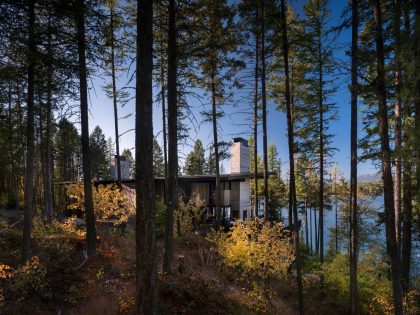 Olson Kundig Designs a Cozy Modern Vacation House Overlooks the Pine Forests of Northern Montana (3)