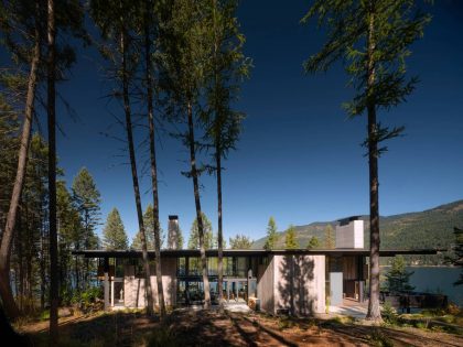 Olson Kundig Designs a Cozy Modern Vacation House Overlooks the Pine Forests of Northern Montana (4)