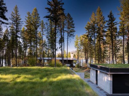 Olson Kundig Designs a Cozy Modern Vacation House Overlooks the Pine Forests of Northern Montana (5)