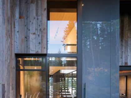 Olson Kundig Designs a Cozy Modern Vacation House Overlooks the Pine Forests of Northern Montana (6)