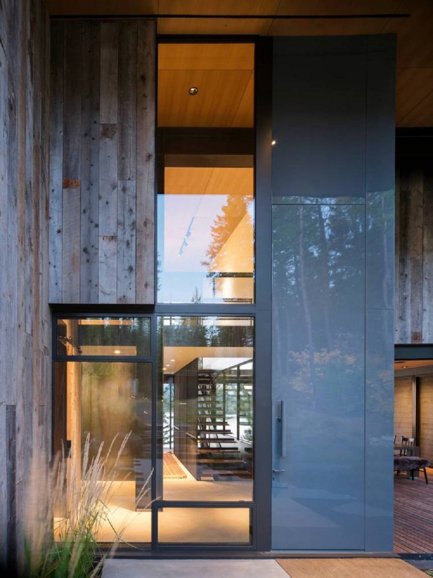 Olson Kundig Designs a Cozy Modern Vacation House Overlooks the Pine Forests of Northern Montana (6)