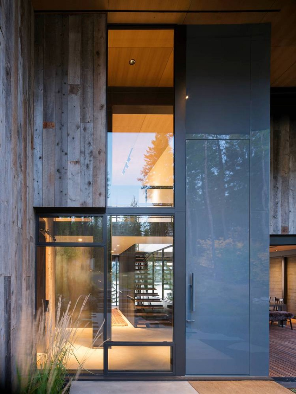 Olson Kundig Designs a Cozy Modern Vacation House Overlooks the Pine Forests of Northern Montana (6)