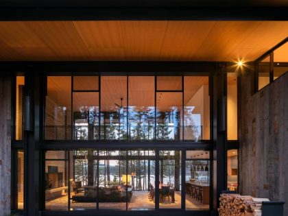 Olson Kundig Designs a Cozy Modern Vacation House Overlooks the Pine Forests of Northern Montana (7)