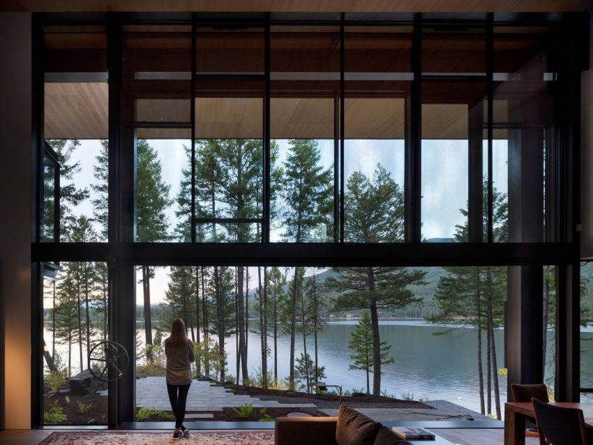 Olson Kundig Designs a Cozy Modern Vacation House Overlooks the Pine Forests of Northern Montana (9)