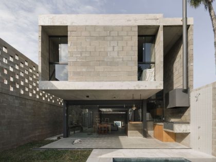 Penta Arquitectura Designs a Spacious and Industrial Concrete Home in Lambaré, Paraguay (1)
