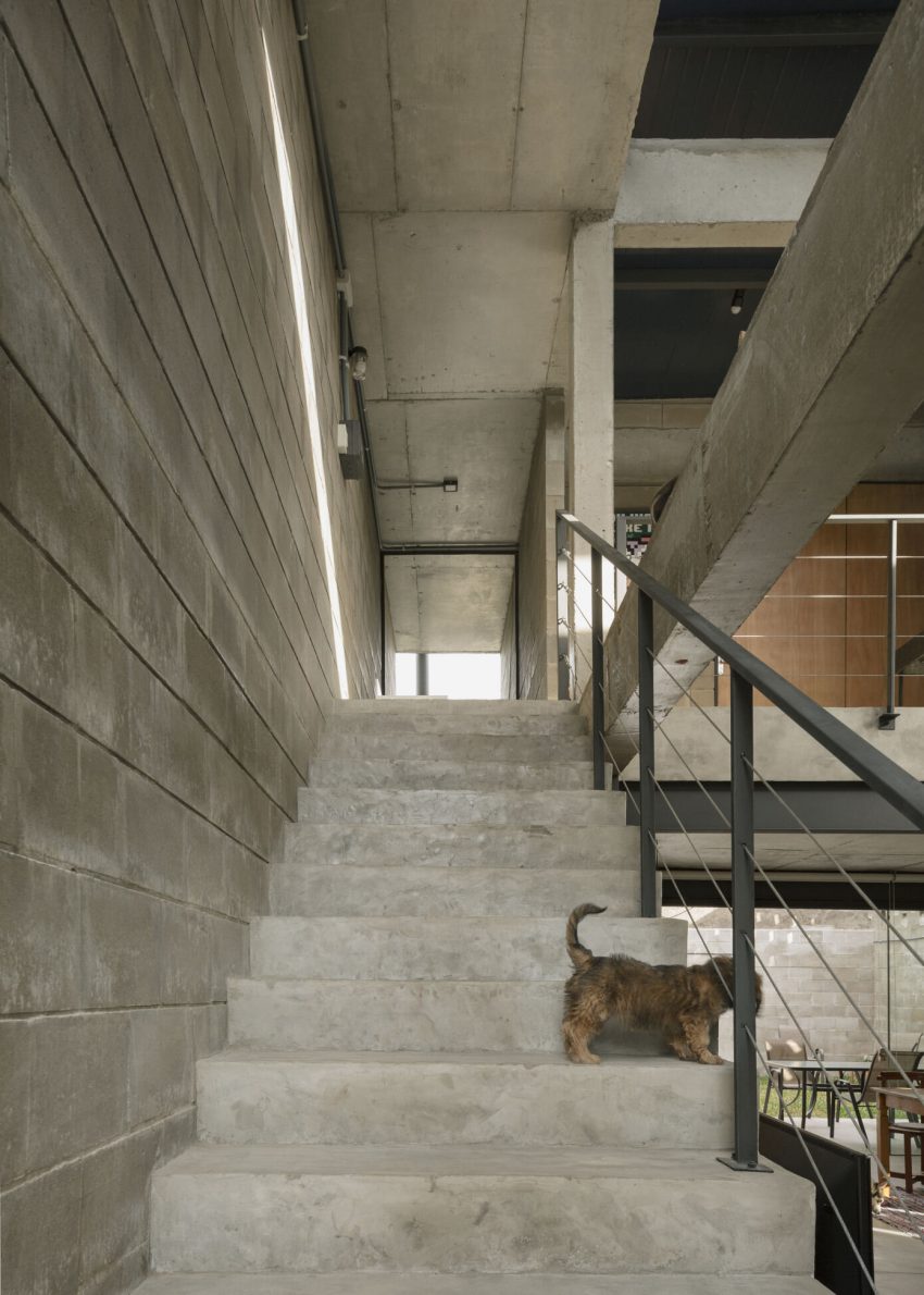 Penta Arquitectura Designs a Spacious and Industrial Concrete Home in Lambaré, Paraguay (12)