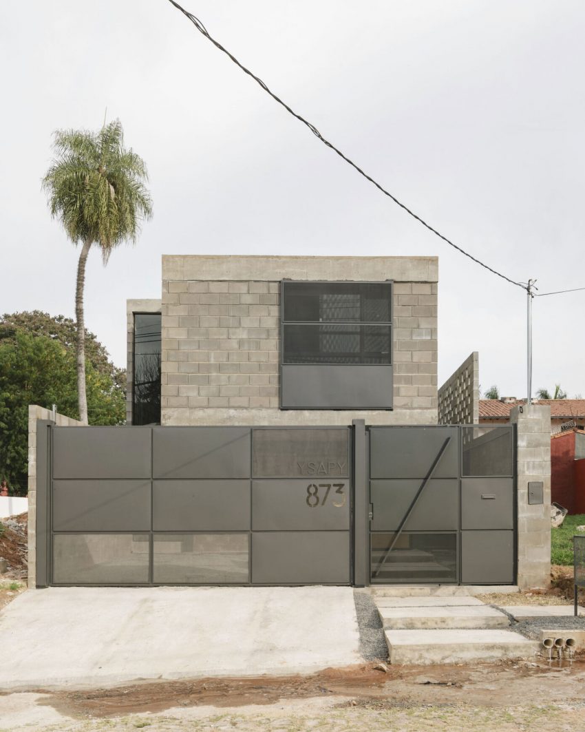 Penta Arquitectura Designs a Spacious and Industrial Concrete Home in Lambaré, Paraguay (15)