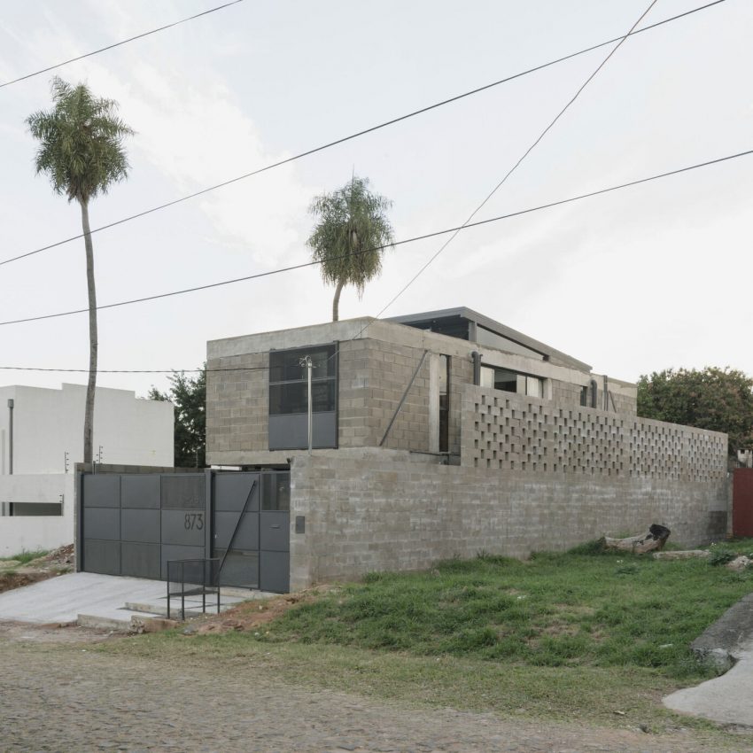 Penta Arquitectura Designs a Spacious and Industrial Concrete Home in Lambaré, Paraguay (17)