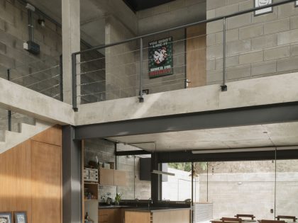 Penta Arquitectura Designs a Spacious and Industrial Concrete Home in Lambaré, Paraguay (18)