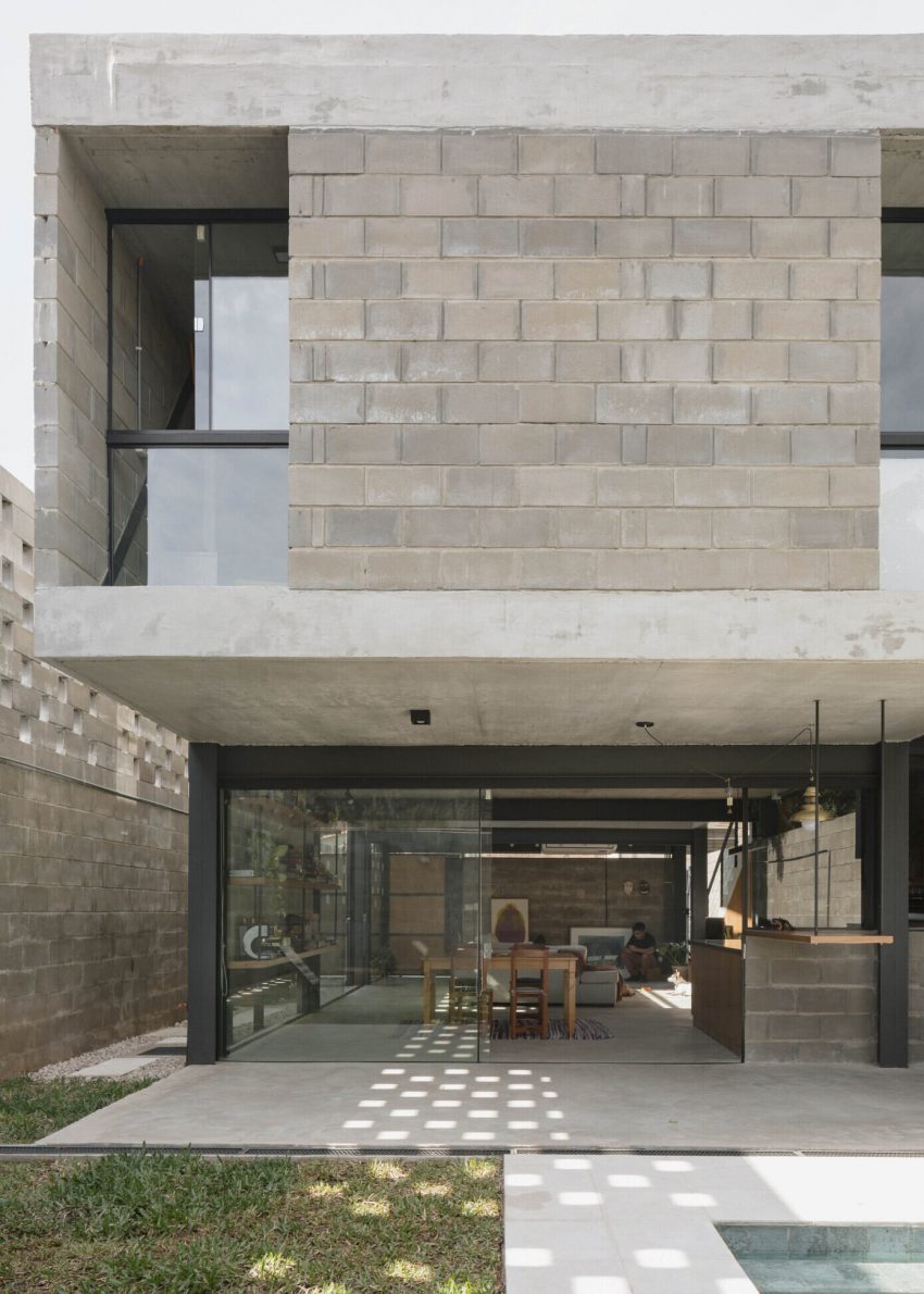 Penta Arquitectura Designs a Spacious and Industrial Concrete Home in Lambaré, Paraguay (3)