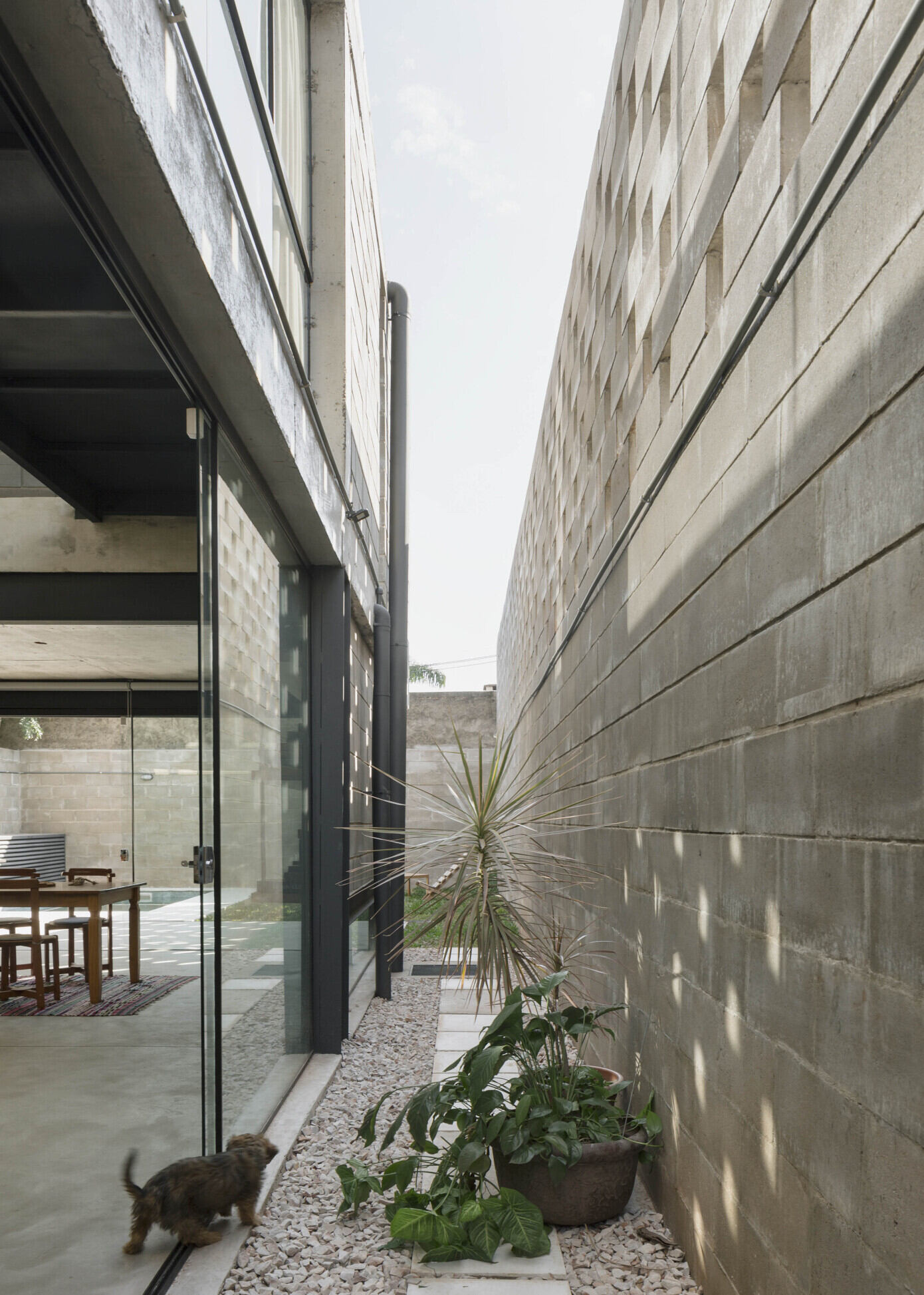 Penta Arquitectura Designs a Spacious and Industrial Concrete Home in Lambaré, Paraguay (4)
