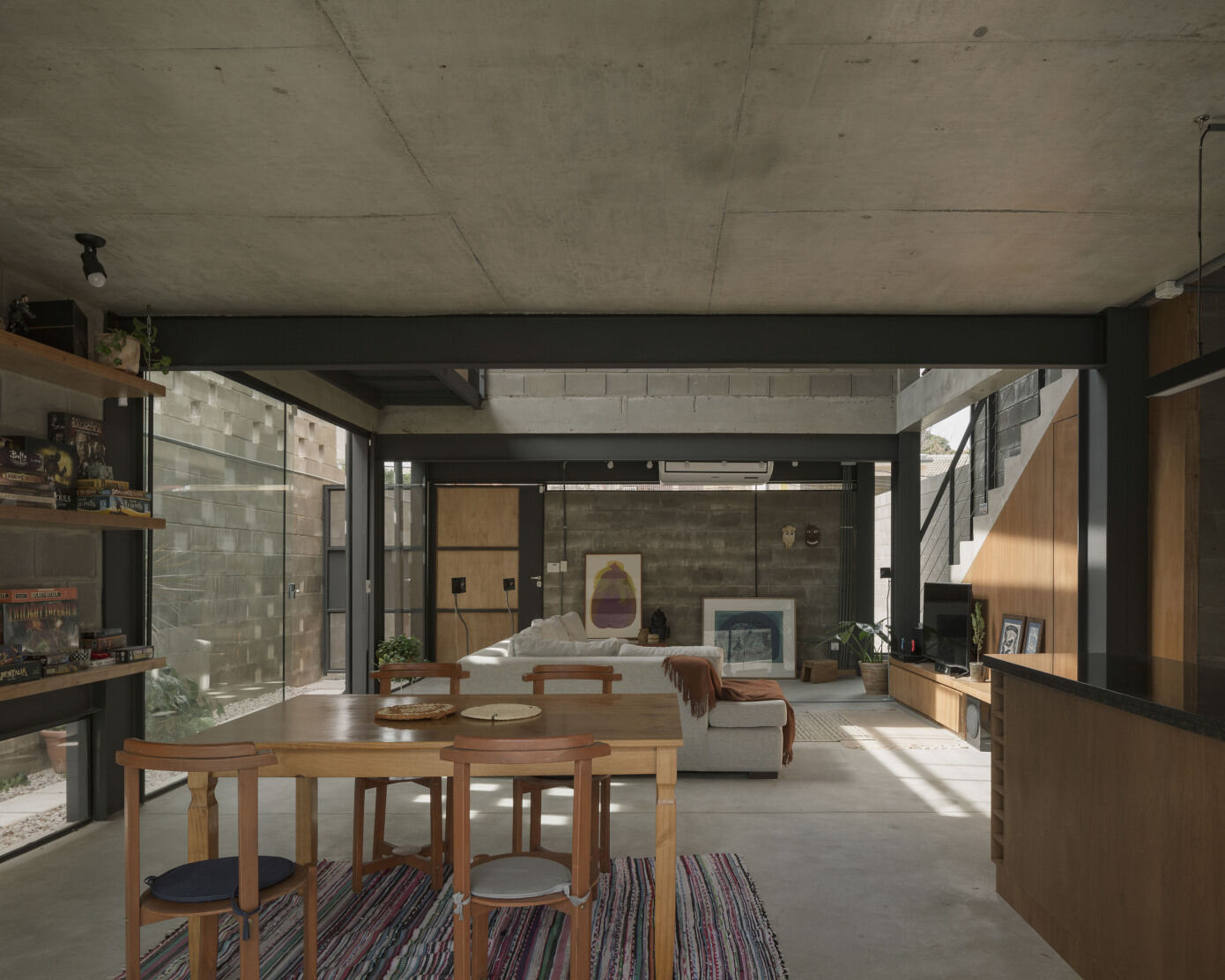 Penta Arquitectura Designs a Spacious and Industrial Concrete Home in Lambaré, Paraguay (7)