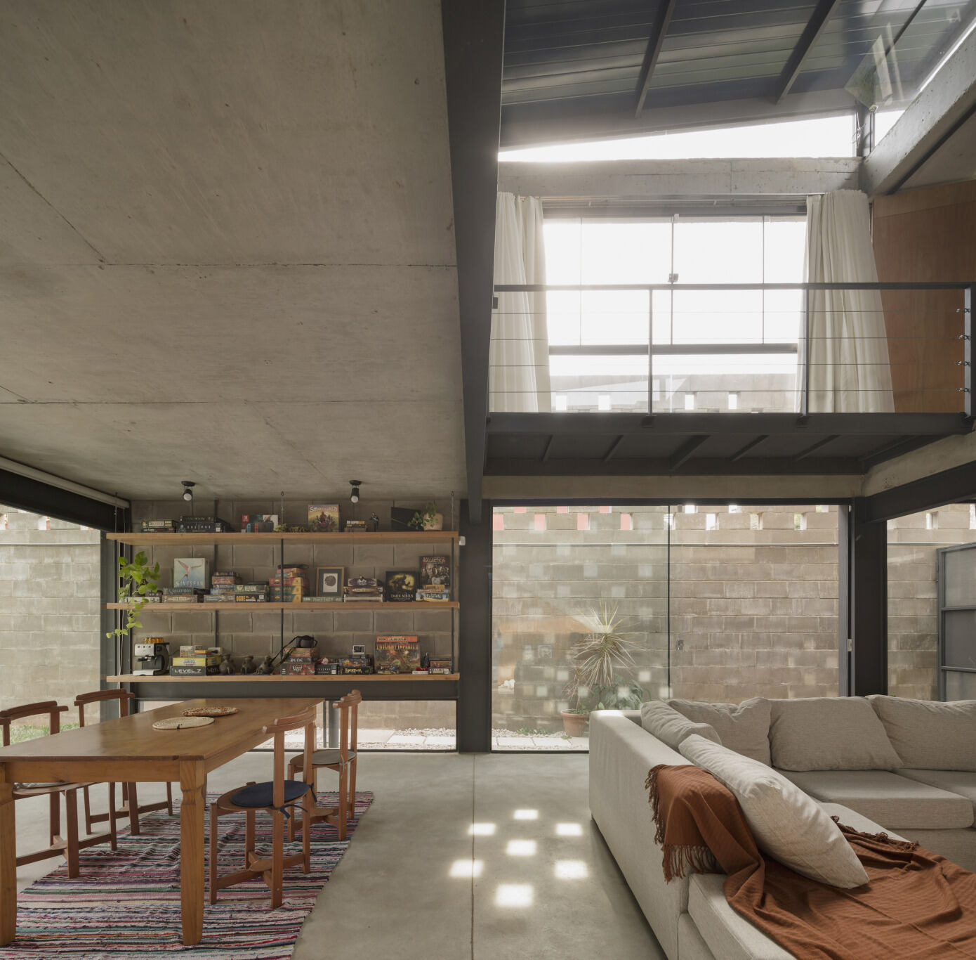 Penta Arquitectura Designs a Spacious and Industrial Concrete Home in Lambaré, Paraguay (8)